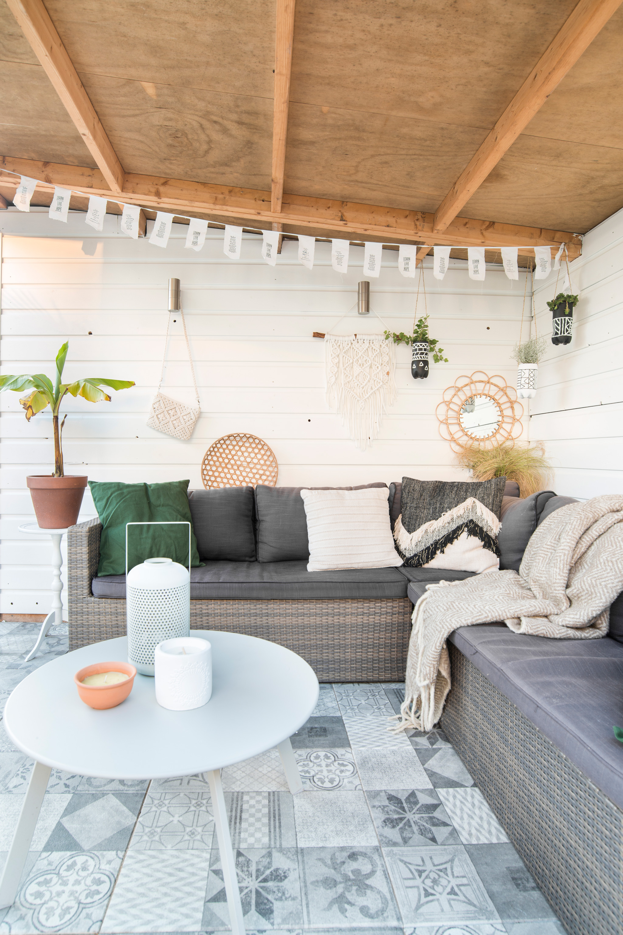 veranda portugese tegels intratuin overkapping tuin garden