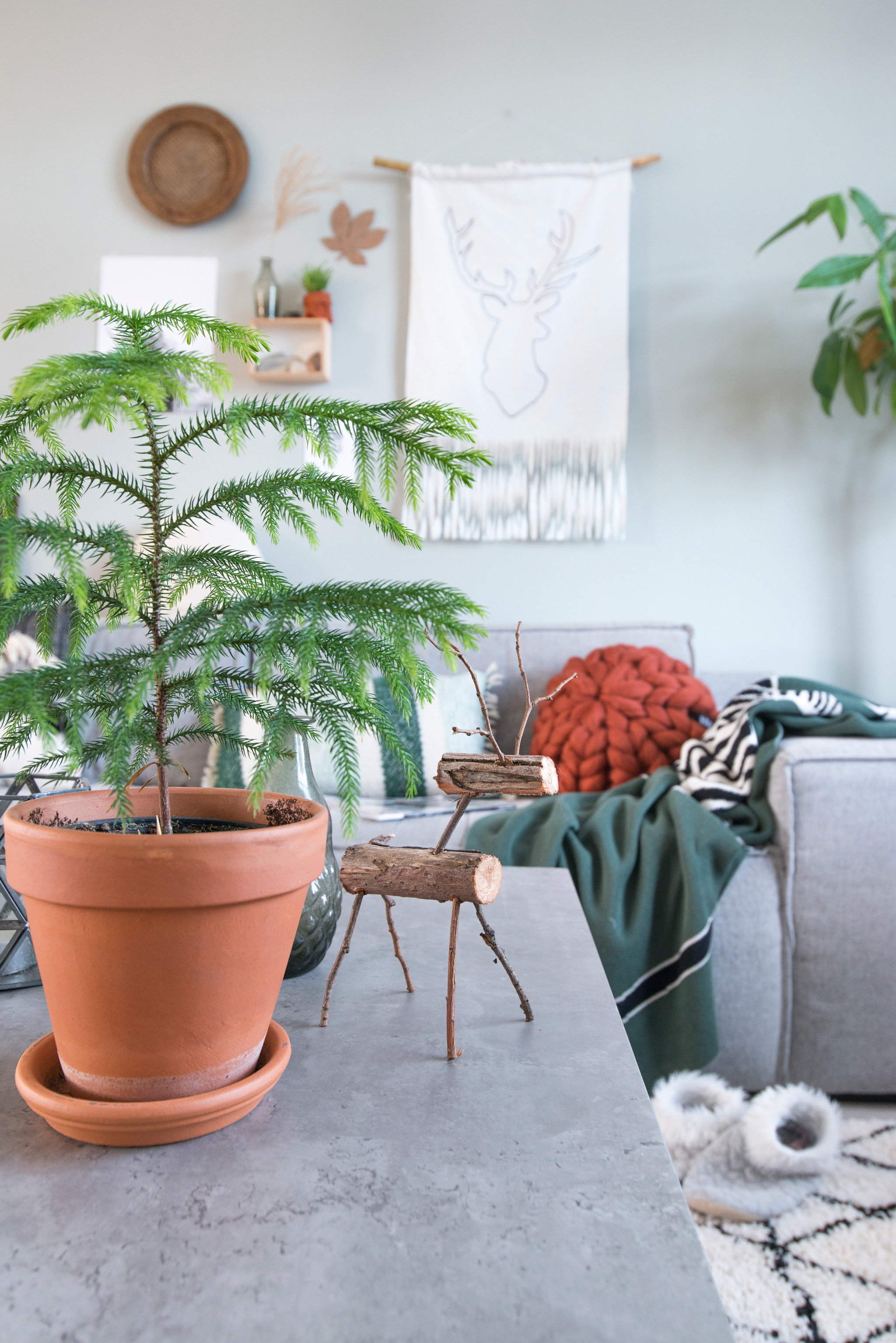 kamerden diy wandkleed hert reindeer betonlook groen planten terracotta woonkamer